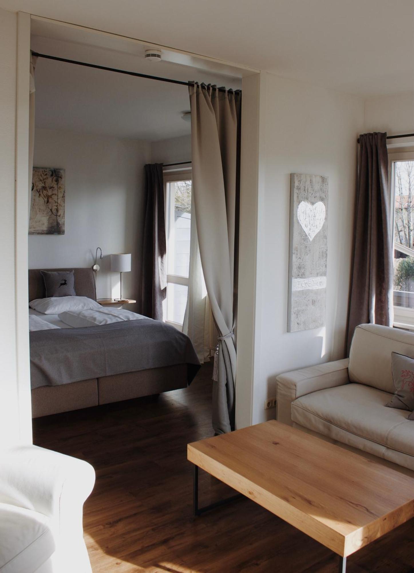 Hotel Garni - Chiemsee-Pension-Seebruck Сион-Зеебрук Екстериор снимка